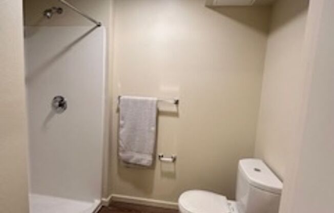 Studio, 1 bath, 175 sqft, $1,035, Unit 423