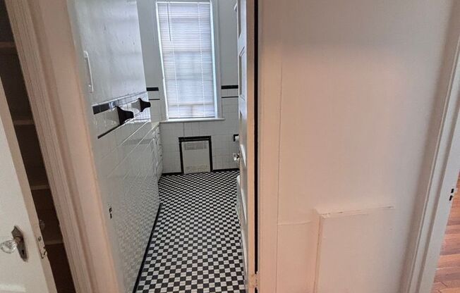 2 beds, 1 bath, 822 sqft, $1,895, Unit 402 #11