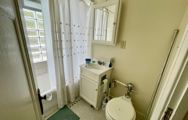 1 bed, 1 bath, $995, Unit 32