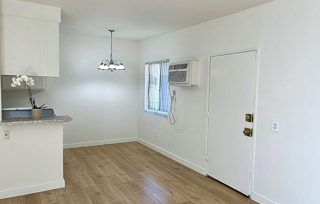 (6041) 7457 Woodman Ave.