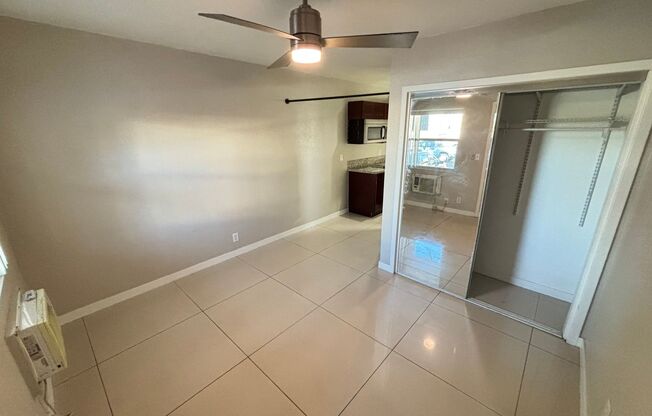 Gorgeous Studio w/ All Utilities Included located in Downtown Las Vegas! Move In Special