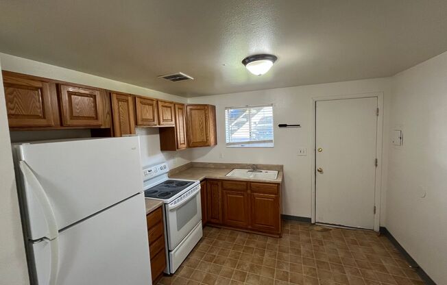 2 beds, 1 bath, $1,195, Unit CREC 4 Plex - 1433