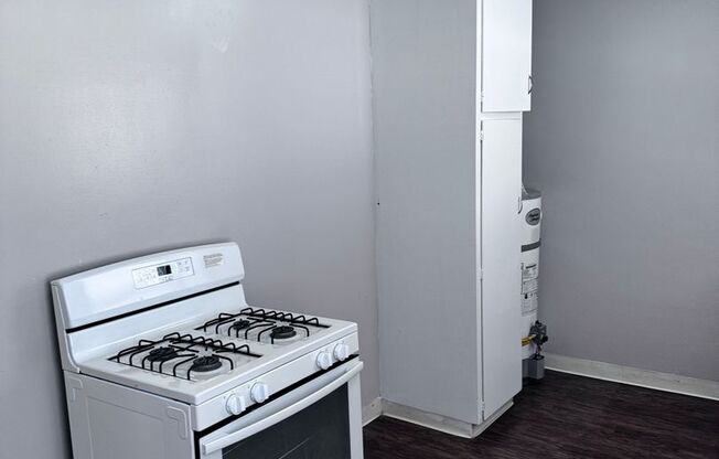 1 bed, 1 bath, 550 sqft, $1,749, Unit R