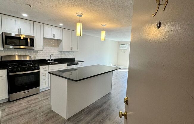 2 beds, 1 bath, 680 sqft, $2,525, Unit 17-34