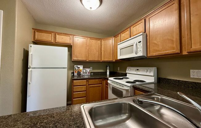 2/BD 2/BA Furnished Condo with Great Amenities