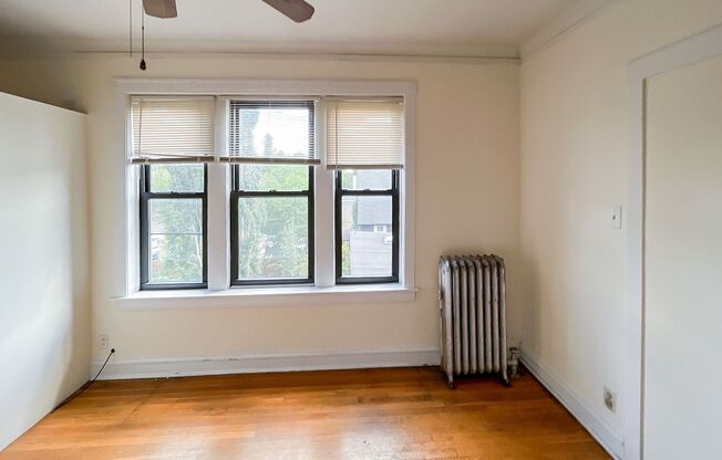 2 beds, 1 bath, 845 sqft, $1,735, Unit 3925-3E