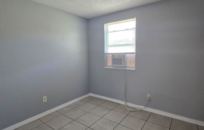 2/1 Duplex close to Ybor available now.