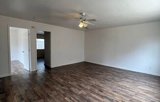 2 beds, 1 bath, 850 sqft, $1,300, Unit B