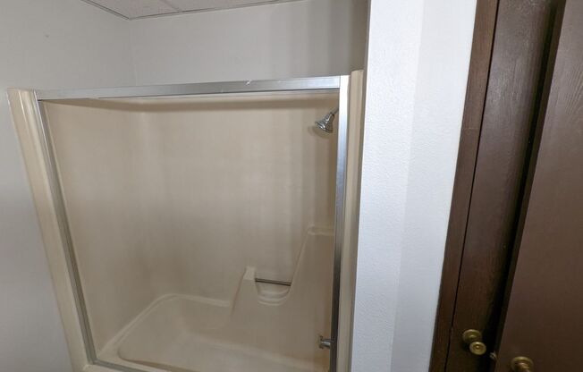 2 beds, 1 bath, $725, Unit 05