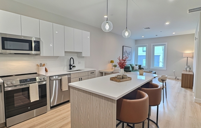 1305 HYDE PARK AVE