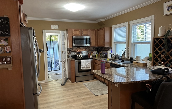 2 beds, 1 bath, 1,000 sqft, $2,700, Unit 25