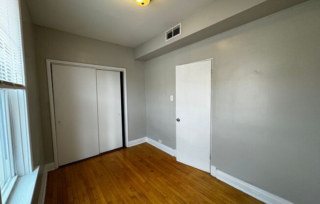 2 beds, 1 bath, $1,300, Unit 2526 #2R