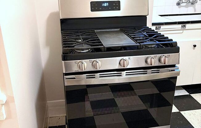 1 bed, 1 bath, 784 sqft, $1,700, Unit 06