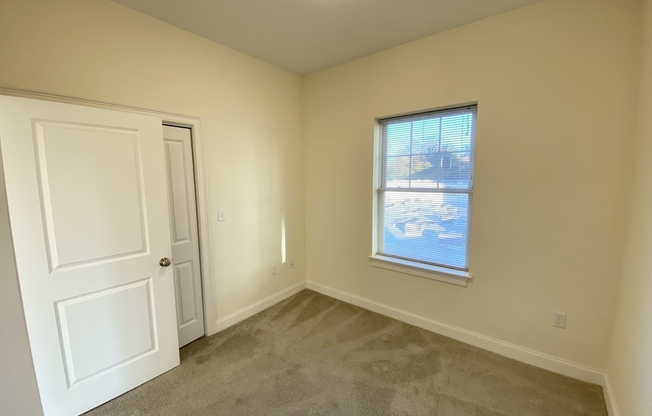 3 beds, 2 baths, $4,000, Unit 401