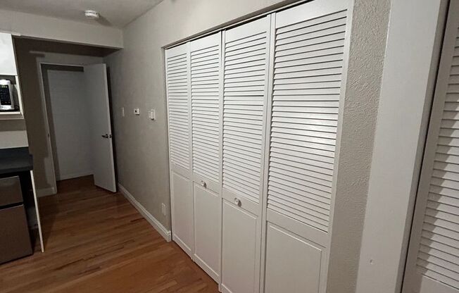 Studio, 1 bath, 300 sqft, $1,000