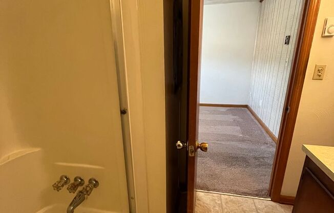 1 bed, 1 bath, 500 sqft, $1,130, Unit R-5