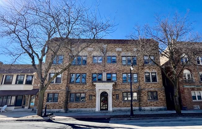 4455 N Oakland Ave