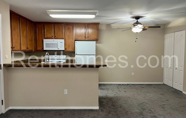 Serra Mesa, 3456 Castle Gln Dr #256, Dual Pane Windows, Granite Coutners, Community Pool, Spa and Fitness.