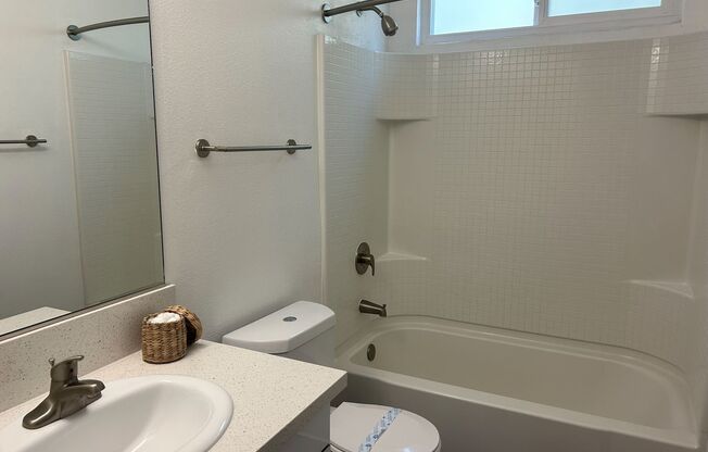 2 beds, 1 bath, 950 sqft, $2,910, Unit B087