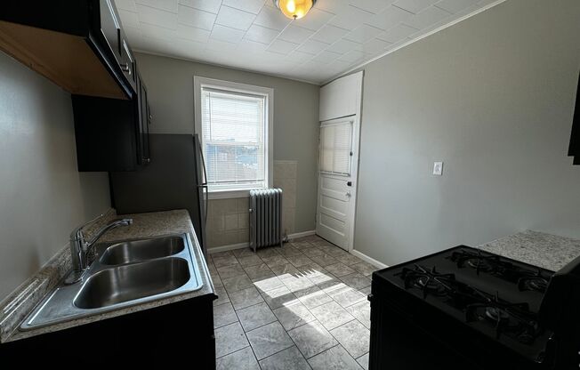 2 beds, 1 bath, $1,650