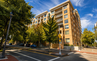 Updated Beautiful 2 Bedroom Condo Overlooking Esther Short Park - 701 Columbia St #107