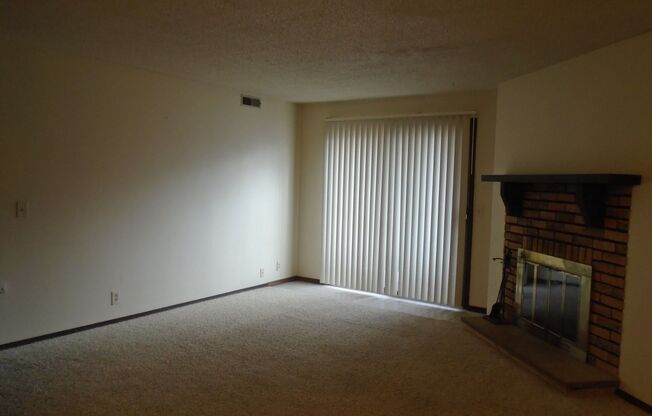 2 beds, 1 bath, $735, Unit 8