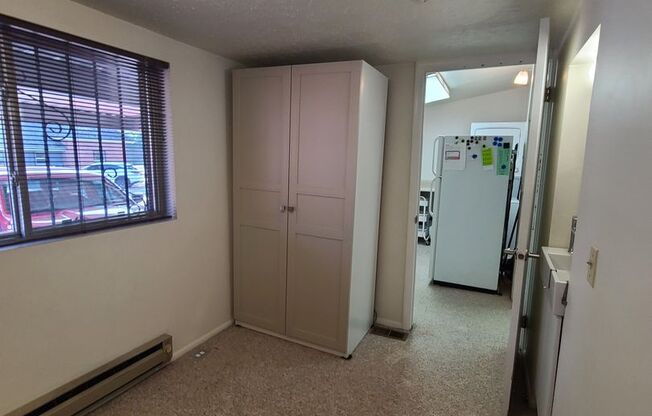 3 beds, 1 bath, 143 sqft, $650