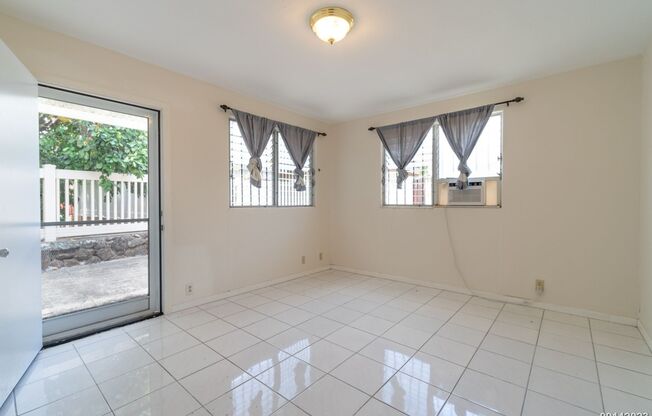 Studio in Salt Lake $1450 Electric Water and Sewer Included - 932 Alakapua St