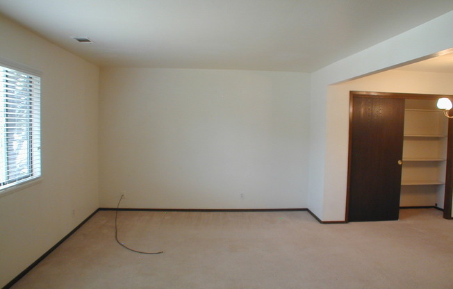 2 beds, 1 bath, 818 sqft, $925, Unit Apt 7