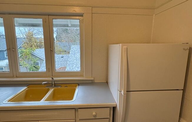 Studio, 1 bath, $750, Unit 455 W 12th Ave. #202