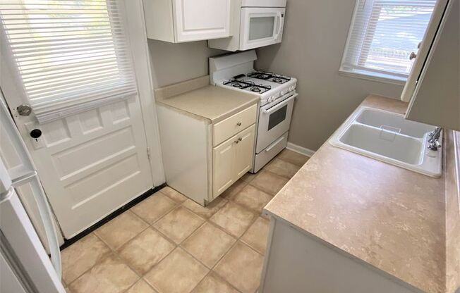 3 beds, 1 bath, $1,350, Unit 193 E. Maynard Ave