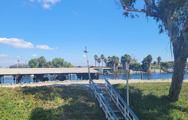 3-bed 2-bath townhouse with a breathtaking Delta view!