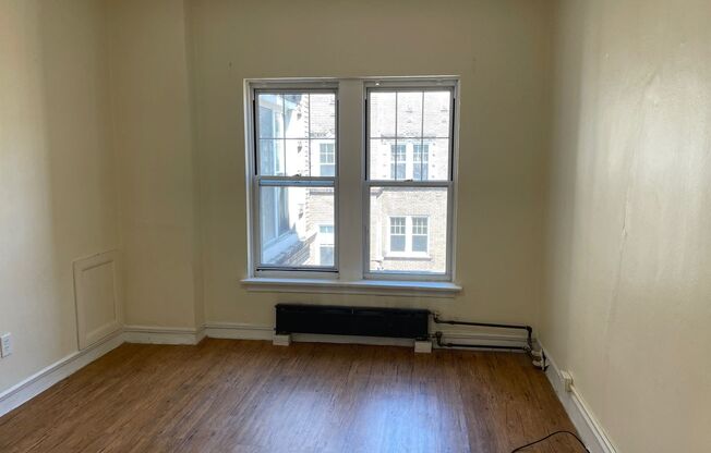 1 bed, 1 bath, 572 sqft, $1,400, Unit Old King Edward 84