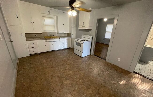 2 beds, 1 bath, $895