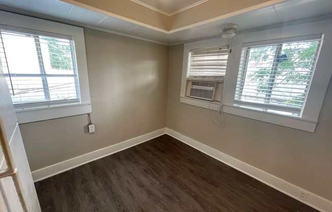 Simply the BEST! Adorable 1 Bedroom/1 Bath Located off Historic Camp Bowie! ((Covered Deck)) Minutes to Downtown Ft Worth ~