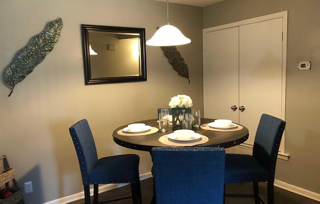 2 beds, 1.5 baths, 811 sqft, $1,090