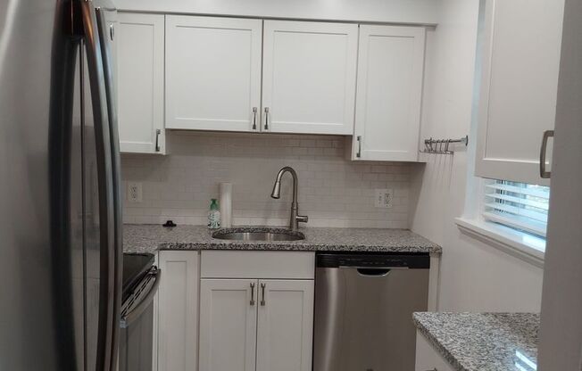 Stunning And Spacious 2-Level, 1 Bedroom, Den/Loft, 1 Bathroom Condo In Desirable Fairlington Villages