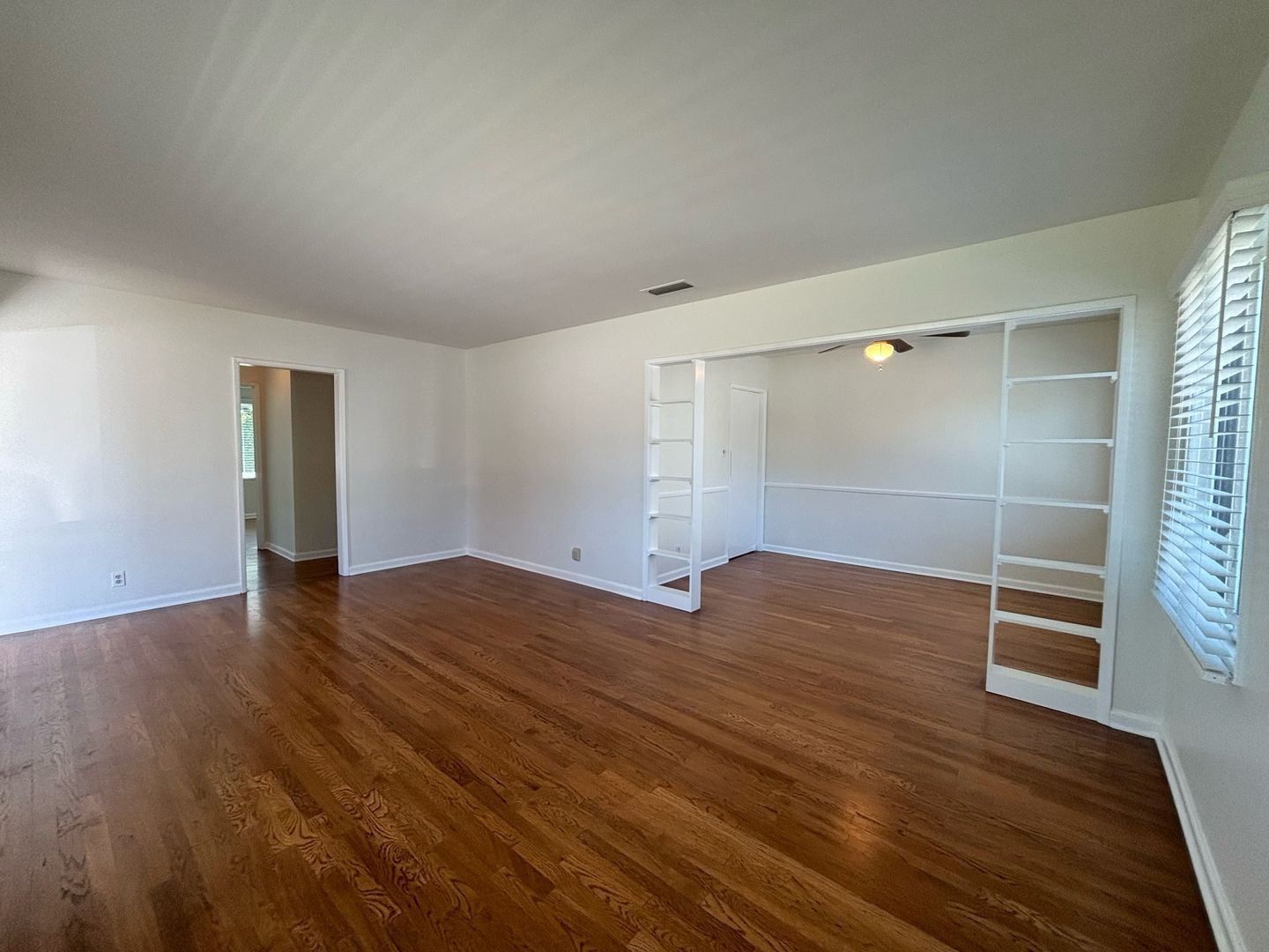 Clean and comfortable 3 bedroom available in Long Beach