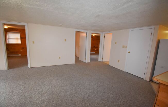 3 beds, 1 bath, 700 sqft, $900, Unit 05