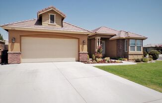 Beautiful 4-bedroom split-wing home!