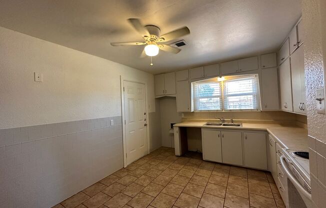 2 beds, 1 bath, $895