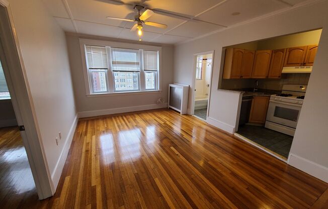 2 beds, 1 bath, $2,850, Unit 30