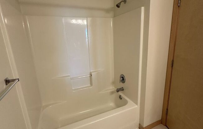 1 bed, 1 bath, 600 sqft, $950, Unit 213