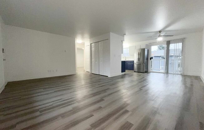 2 beds, 1 bath, 863 sqft, $1,595, Unit B-204