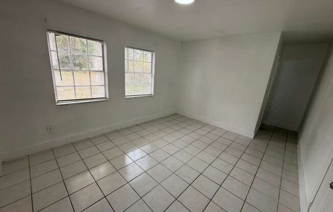 3/2 Tampa Available NOW !!