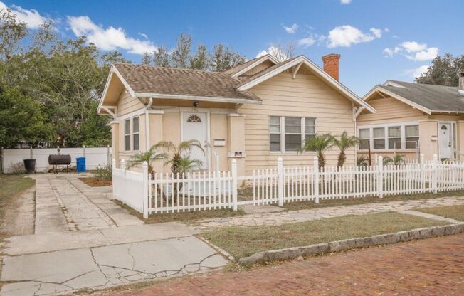 Nice 2 Bedroom & Large extra room that you can make into a 3rd bedroom Great Location-Near Downtown St Petersburg