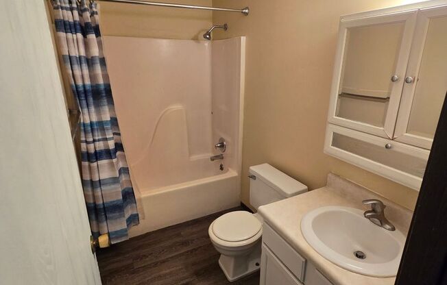 2 beds, 1.5 baths, $950, Unit 3W