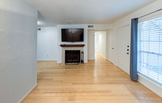 1860 White Oak Dr #323 **Ask about our NO CASH DEPOSIT option!**