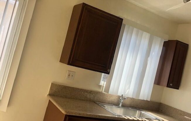 Large upstairs unit, 1 bedroom available in a great area of Los Angeles