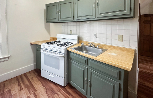 3 Bed / 1 Bath - 1,500 SF - Kitchen